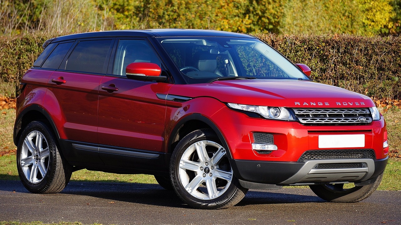 SUV rosso Range Rover della flotta Gostild