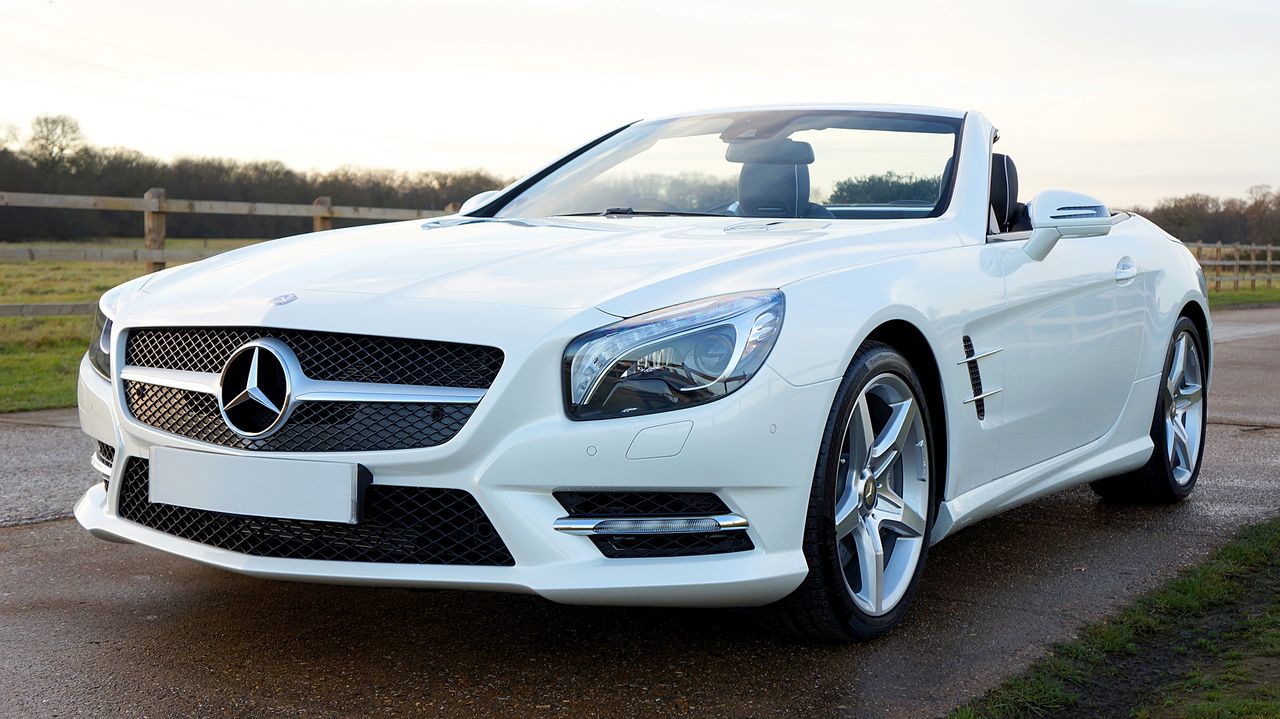 Mercedes cabriolet bianca di lusso