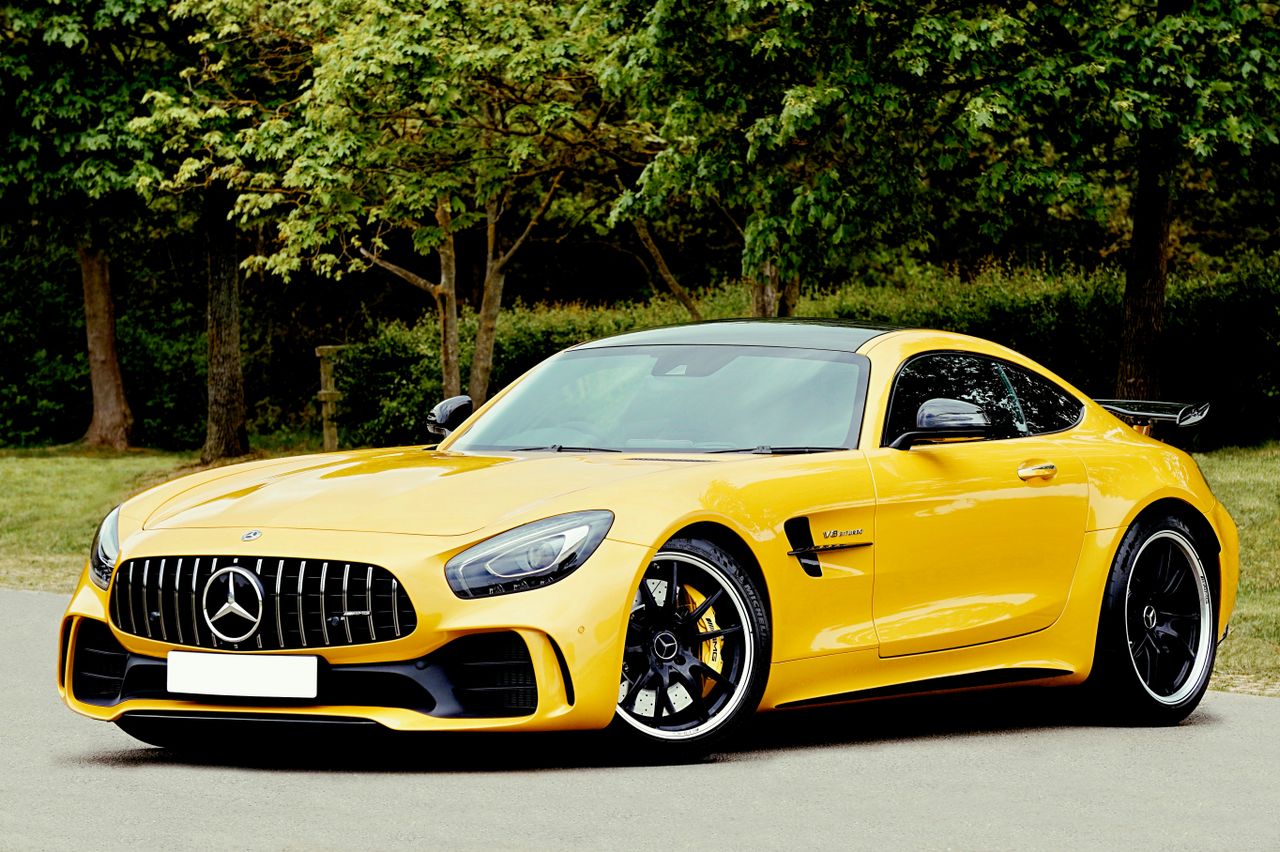 Sportiva gialla AMG per noleggio luxury