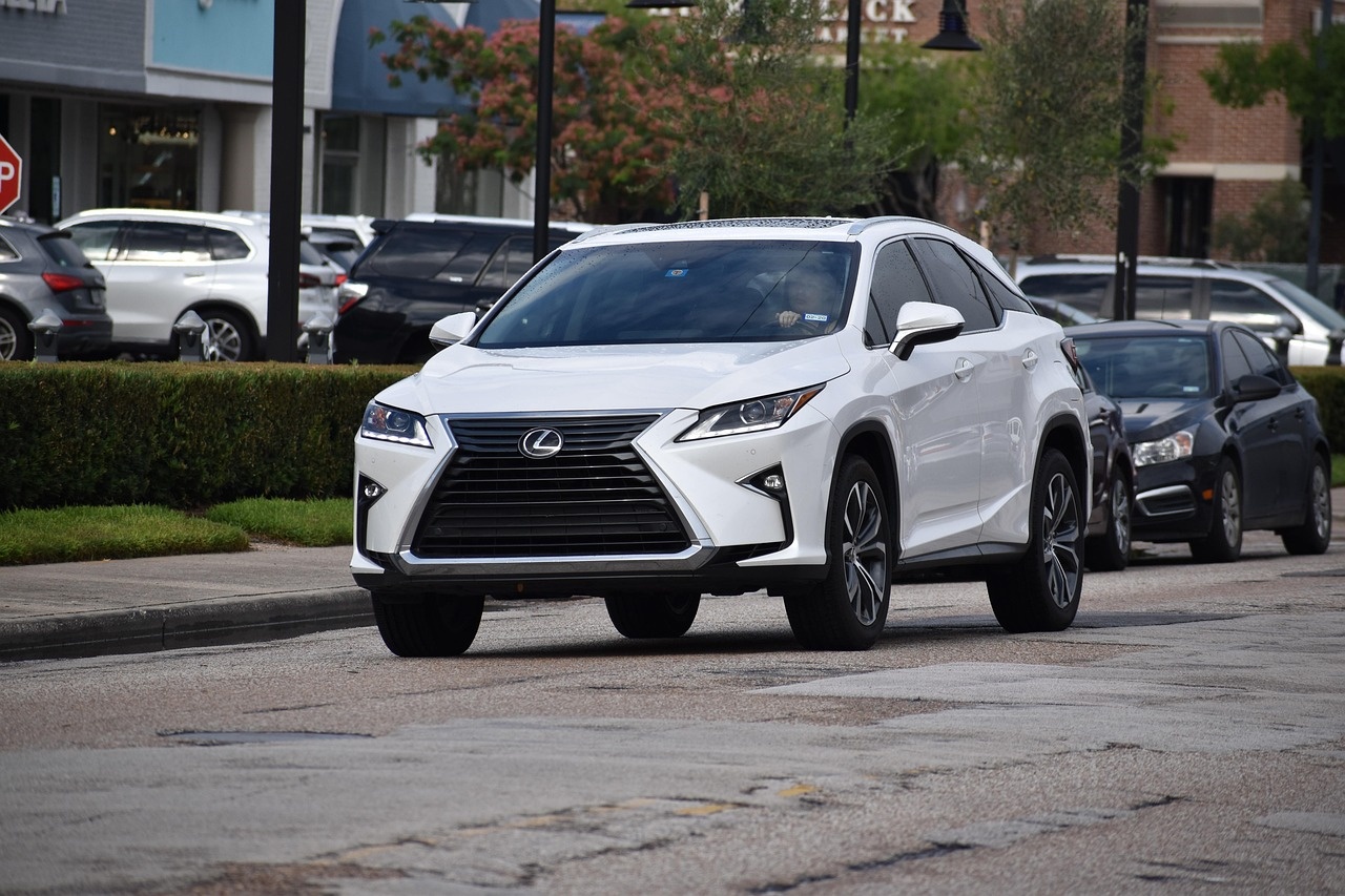 SUV familiare bianco Lexus per famiglie