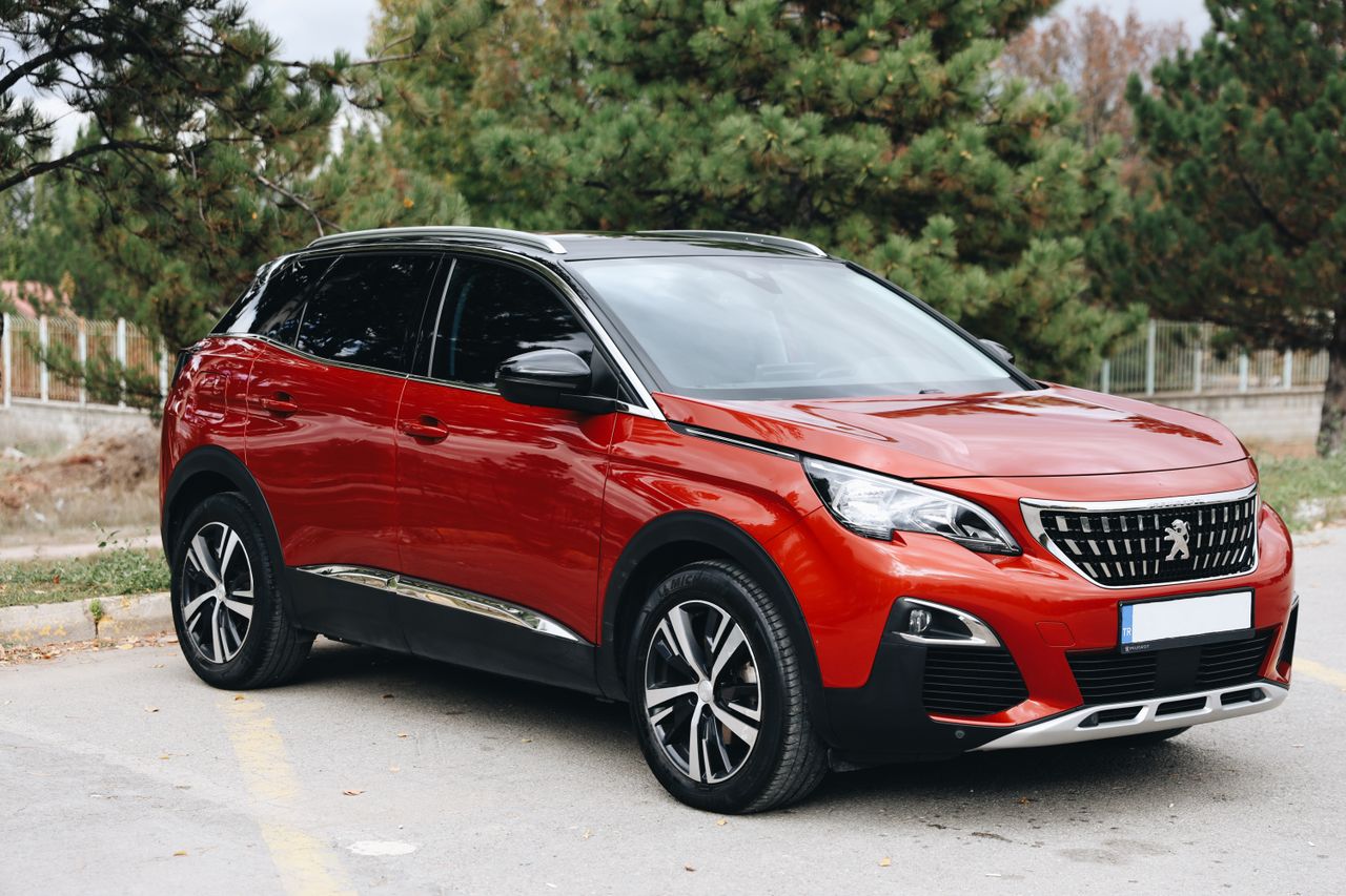 SUV rosso Peugeot per noleggio